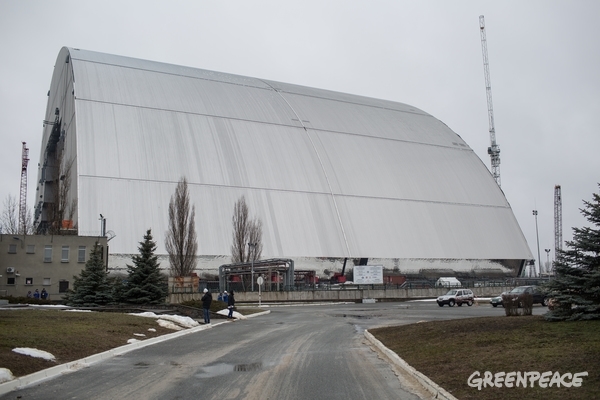  The new giant structure is intended to contain the nuclear reactor. © Denis Sinyakov / Greenpeace