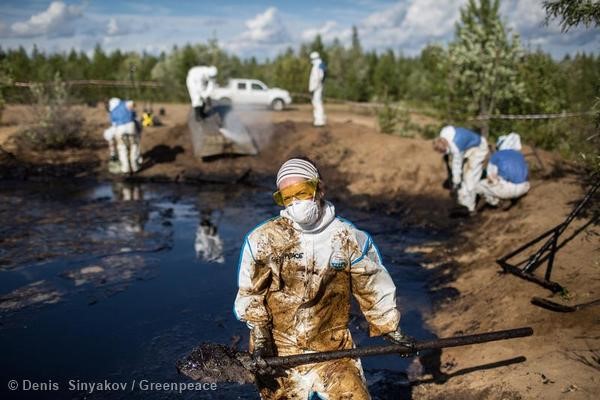 Activista limpiando un derrame de petróleo en la República de Komi. 