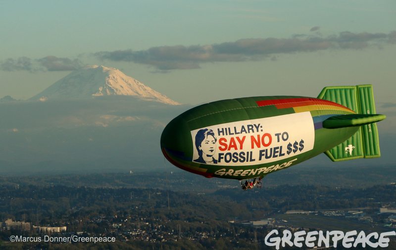 The Greenpeace A.E. Bates thermal airship flies over Seattle, Washington, with Mount Rainier in the background on March 25, 2016 urging Hillary Clinton to reject fossil fuel money in her campaign. The Democratic caucuses are March 26, 2016. Photo by Marcus Donner / Greenpeace.