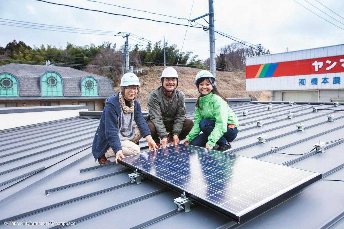 福島で自然エネルギーの利用を促進するためのプロジェクトの一環で、大河原さん夫妻が運営するコミュニティカフェ「えすぺり」の屋根に、太陽光パネルを設置しました。これはクラウドファンディングに参加してくれた市民の出資によって実現しました。