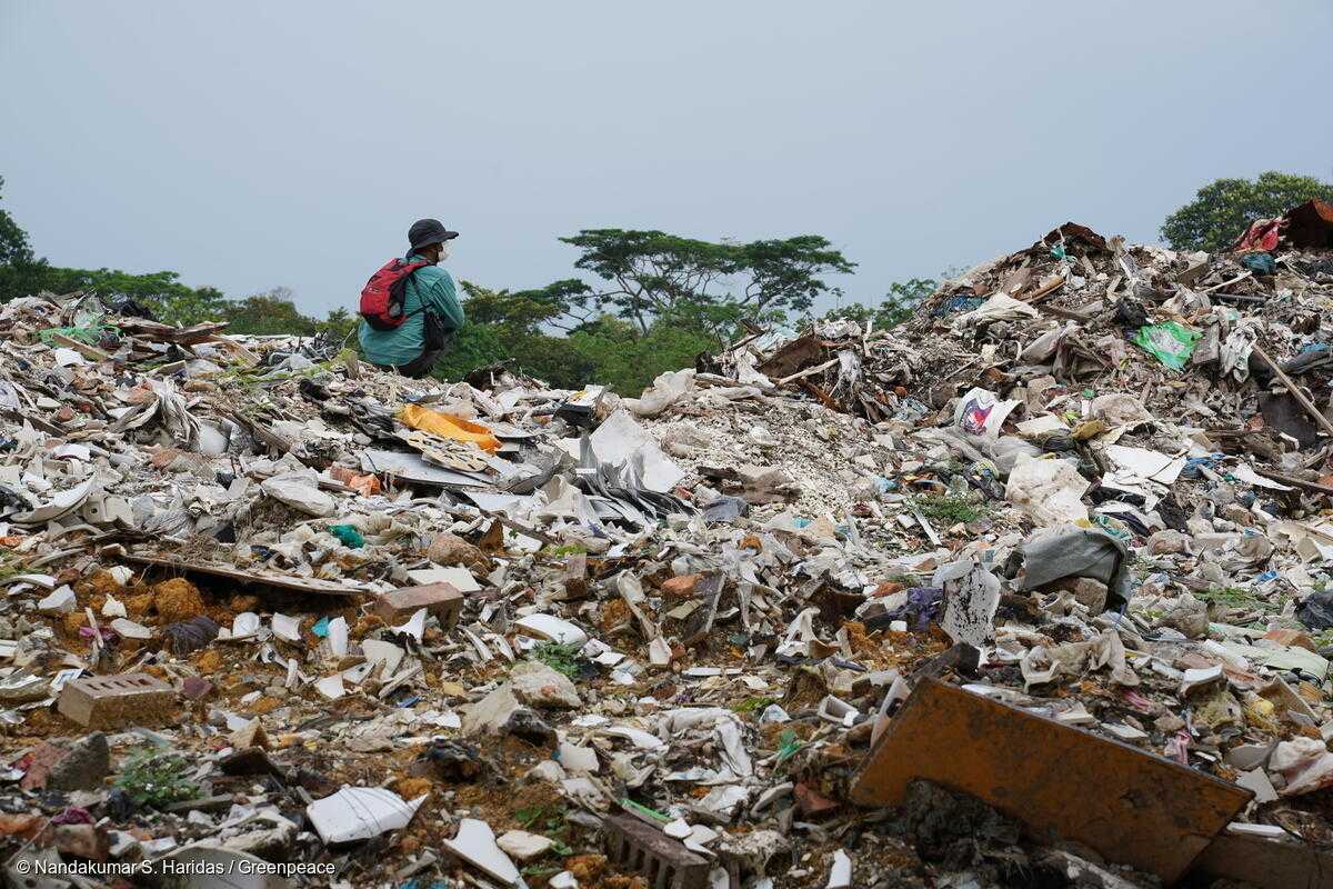 マレーシア・ジョホールにある廃棄物処理場では違法業者により輸入されたプラごみが見つかった。2019年にグリーンピースが行った廃プラスチック調査で撮影