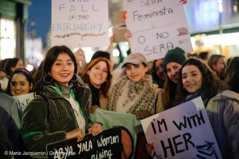 ロンドンでの国際女性ストライキに参加するFALA(ラテンアメリカ・フェミニスト会議)のメンバー
