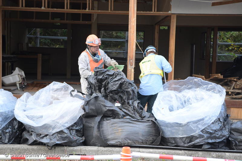 福島県内で作業にあたる除染労働者。原発は燃料採掘から使用済み燃料の管理に至るまでのすべての過程 で被ばく労働を要する。(2019年11月)