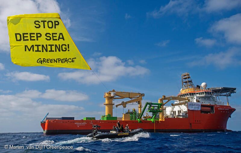 2021年4月12日、太平洋上でグリーンピースがボートに乗り、「Stop Deep Sea Mining!(深海採掘をやめて!)」というメッセージを表示した大きな凧を持ってGSR深海鉱業会社へ提唱しました。