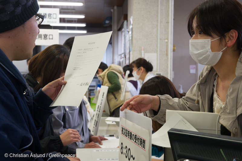福島県南相馬市、罹災証明書発行の申請に窓口を訪れる被災者(2011年4月4日)
