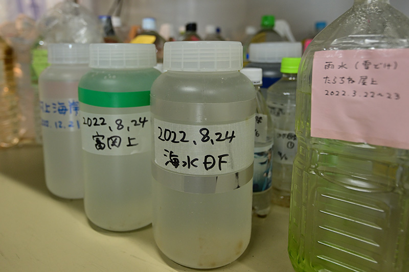 環境水(海水、雨水、河川水、湖水、水道水など)に含まれる放射性物質の精密測定をおこなっている ©Ryohei Kataoka/Greenpeace