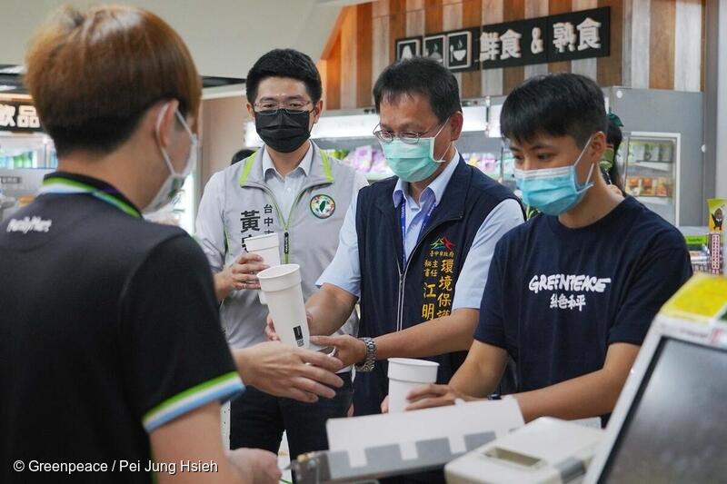 グリーンピースのプロジェクト「プラスチック・フリー・アライアンス」が台湾、台中市で開始したリユースカップのトライアルシステム