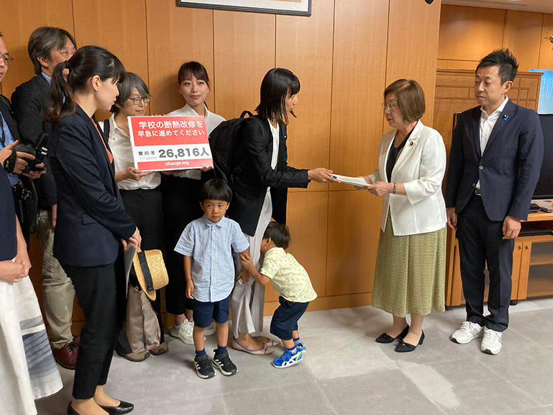 「ゼロエミッションを実現する会」の横浜のチームが約2万7千筆の署名を文部科学大臣に手渡した(2023年8月23日)