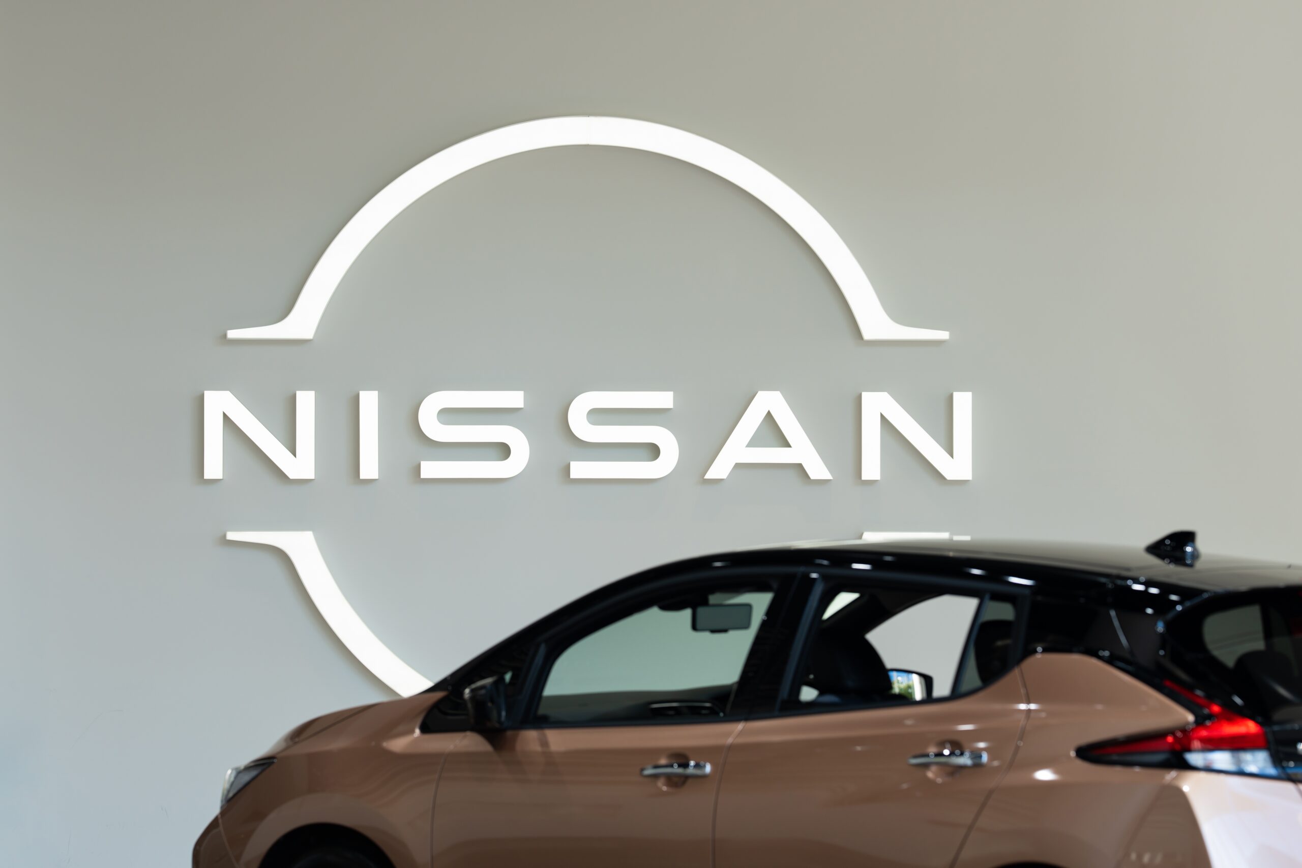日産のロゴと日産EV車アリア(ARIYA)