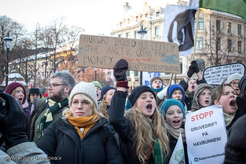 国会前でノルウェーの深海採掘の計画に反対する人々(2024年1月)