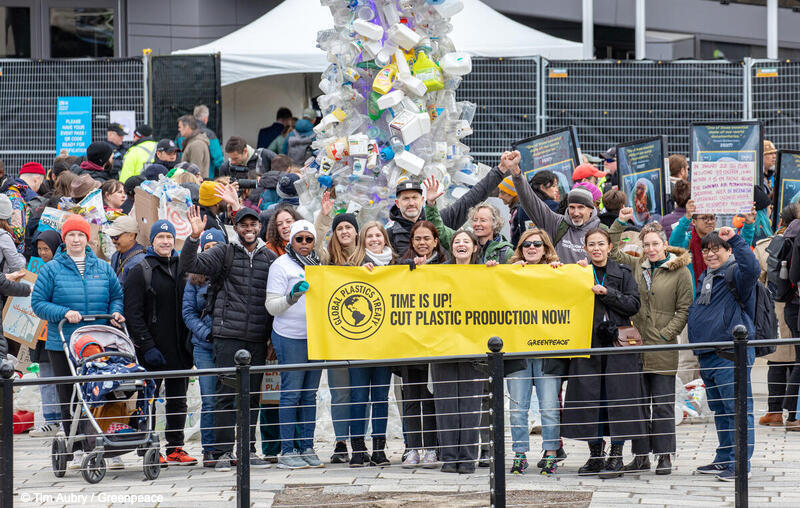 INC4会場のショーセンター前でプラスチック生産削減の横断幕を掲げるグリーンピースのメンバーら
(カナダ・オタワ、2024年4月21日)