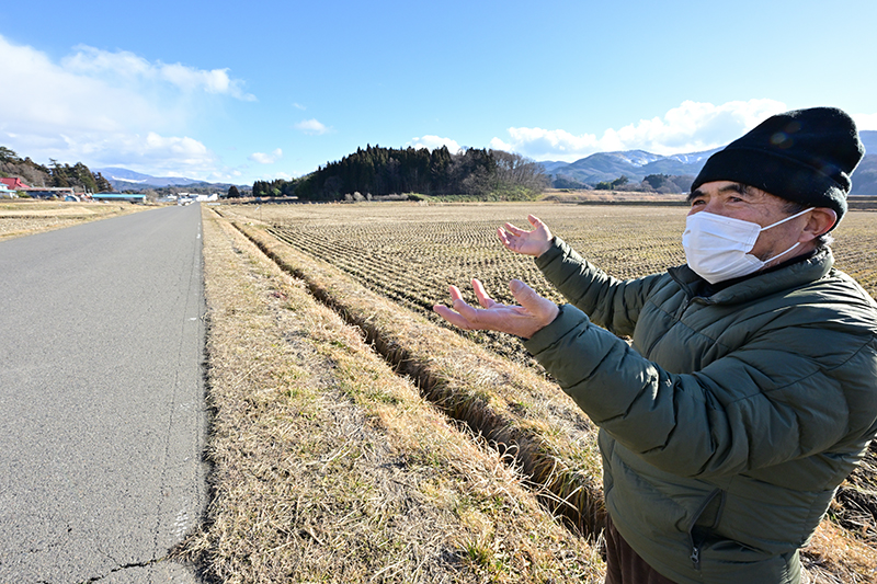 大河原さんが耕作している田んぼ。左手奥の山(大滝根山)の約40キロメートル先に福島第一原発がある