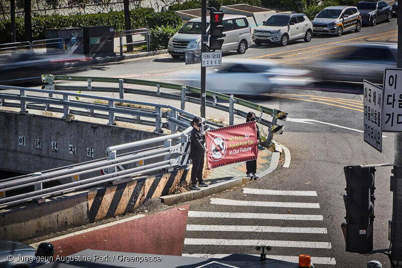 グリーンピースがトヨタ自動車など大手自動車会社15社にガソリン車の段階的廃止を訴えたバナーアクション=2023年、韓国ソウル