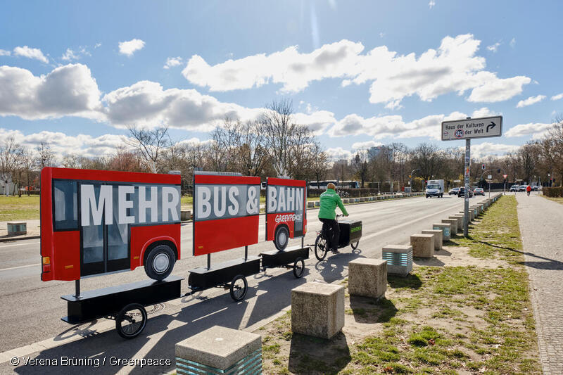 「もっとバスと電車を」と掲げ、地域公共交通サービスの拡充を求めたアクション=2025年3月、ドイツ・ベルリン