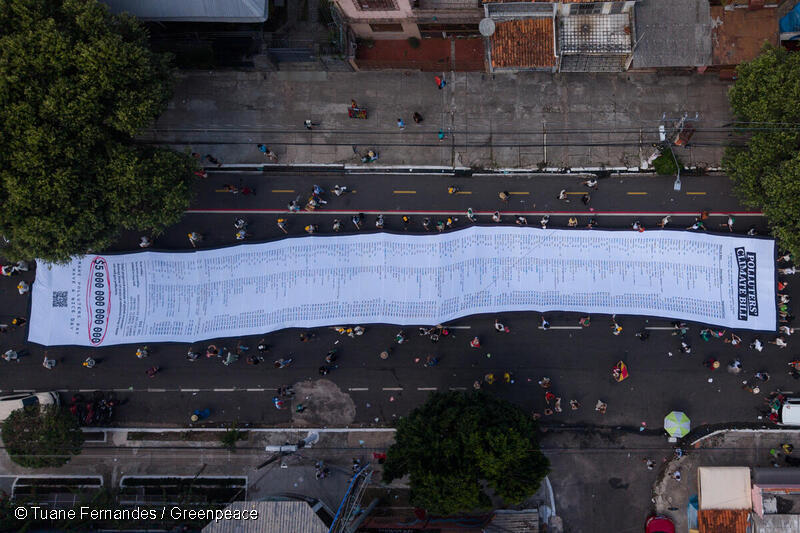 COP30で行われたグローバルクライメートマーチ。グリーンピースも数千人の人々と共に参加。数々のメッセージとともに化石燃料産業への巨大な「気候汚染者が支払うべきレシート」を掲げた。ブラジル、ベレン。2025年11月15日