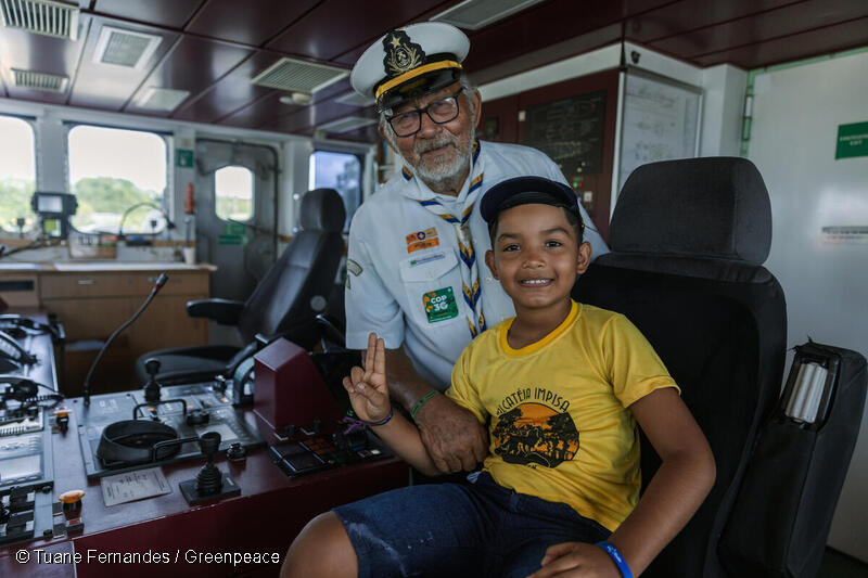 ベレンに停泊したレインボー・ウォーリア号は、150人の子どもたちを船内に招き、海からの平和的な直接行動がどのように環境保護に貢献するのか、学びの機会を提供しました。ブラジル、ベレン。2025年11月20日