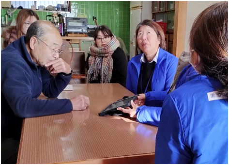 町民の家庭を訪問して対話をする役場職員と町民(黒潮町提供)