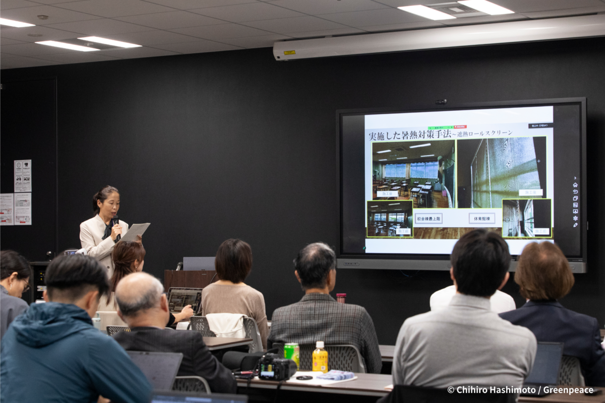 世田谷区が実施した暑熱対策手法について説明する船田さん