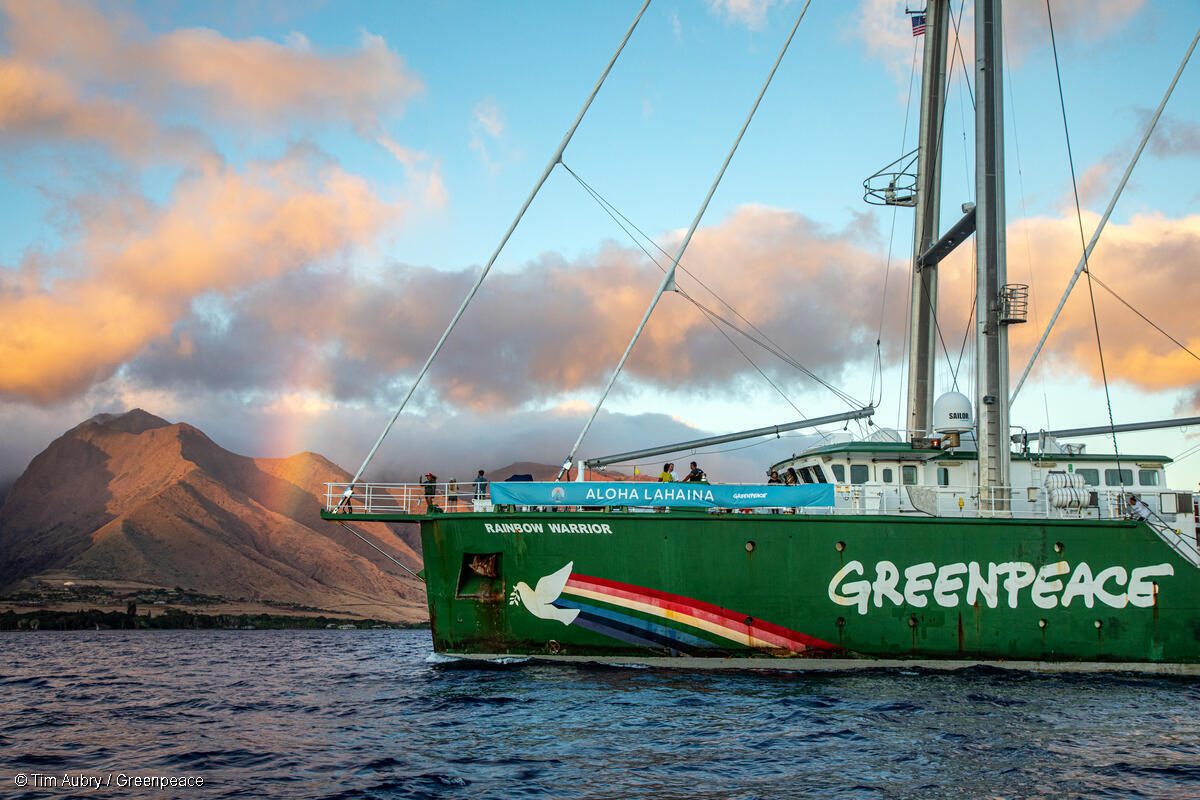 ハワイ州マウイ島沖に停泊するグリーンピースのレインボー・ウォリア号