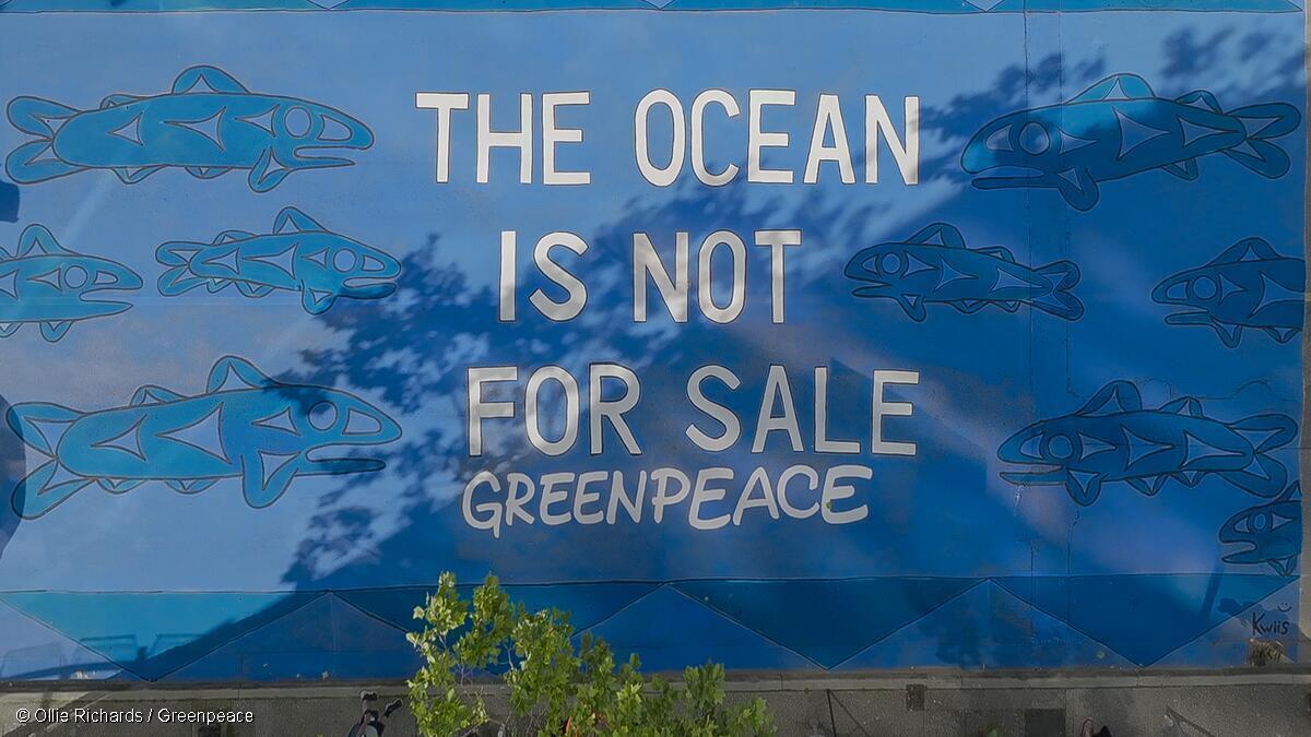 バンクーバーのダウンタウンにある深海鉱物探査会社ザ・メタルズ・カンパニー（TMC）本社前に描かれた地上壁画