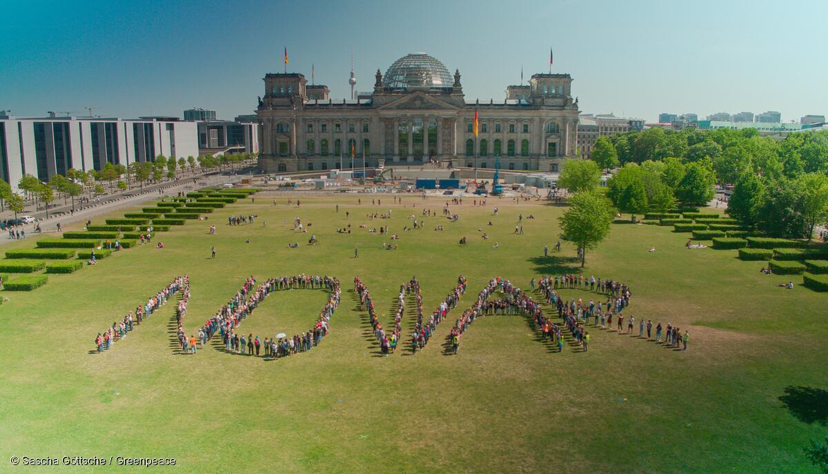 グリーンピースのボランティアたちがかたちづくった「NO WAR」の人文字