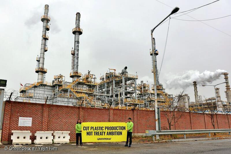 韓国の石油化学プラントでアクション