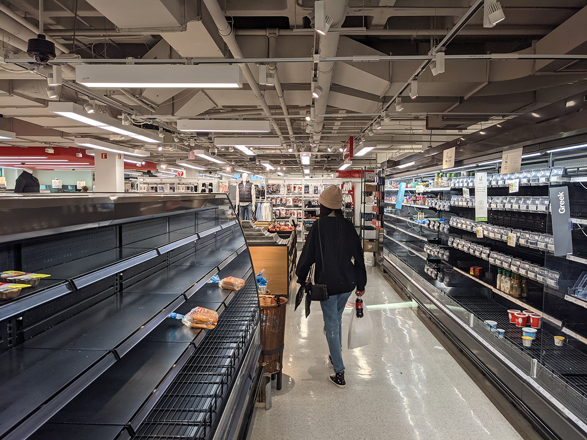 大寒波により、エネルギーショックが発生し、物流が滞り、棚が空になったテキサス州の食料品店
