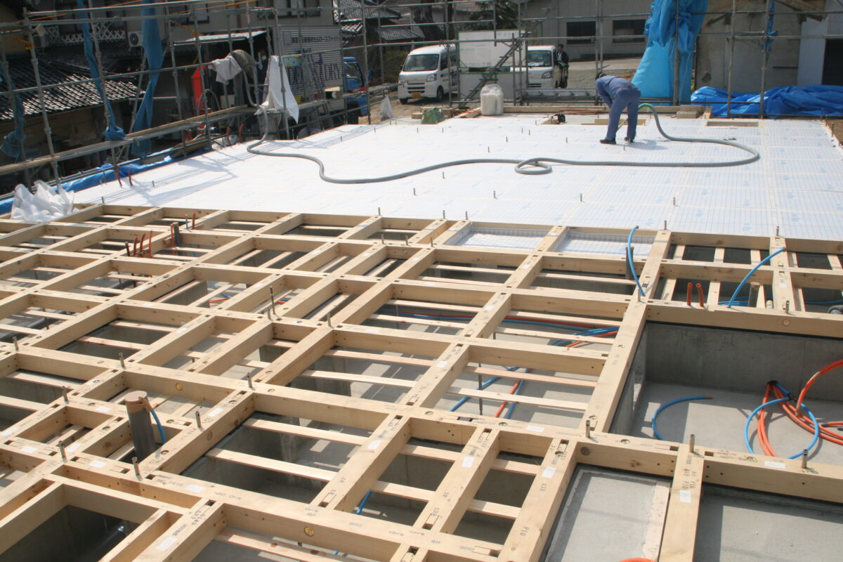 床用断熱材セルロースファイバー施工のようす