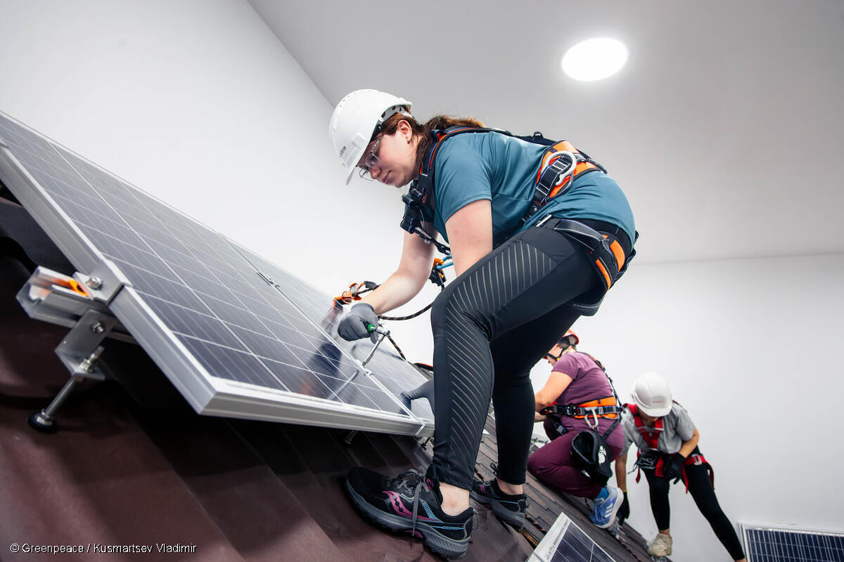 グリーンピースは、太陽光エネルギー分野の専門家集団「アトモスフェラ（Atmosfera）」と共同で、「太陽光発電所インストーラー」講座を開設