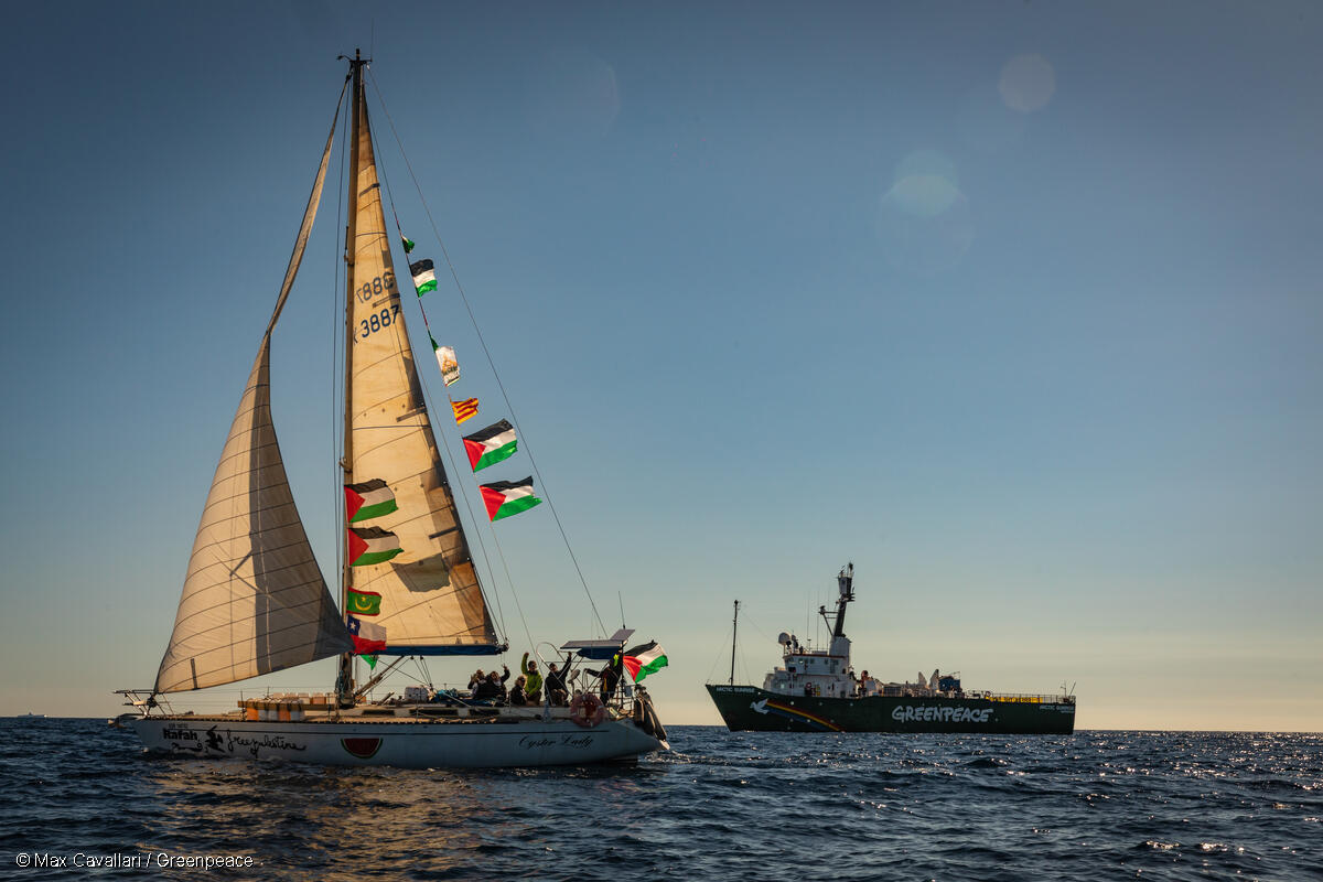 地中海でグローバル・スムード船団に合流したグリーンピースのアークティック・サンライズ号