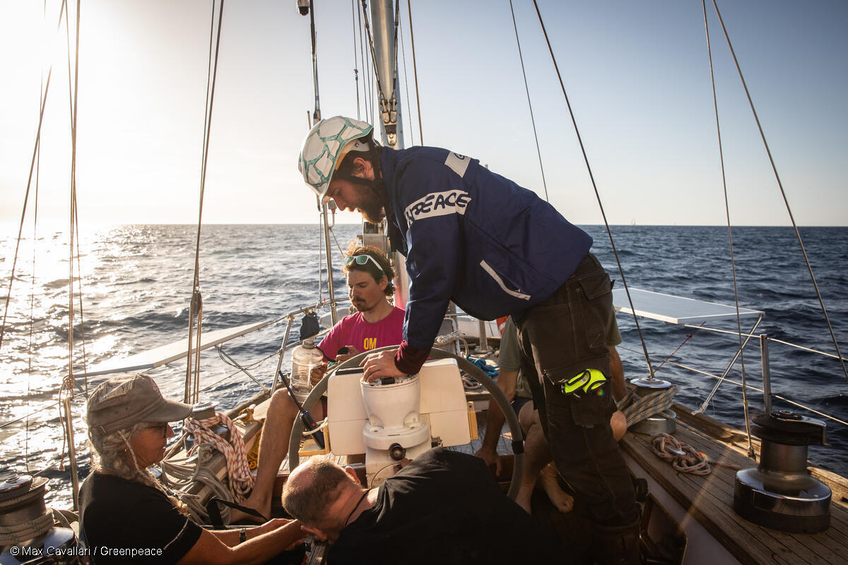 地中海を航行するグローバル・スムード船団の一隻で作業する乗組員