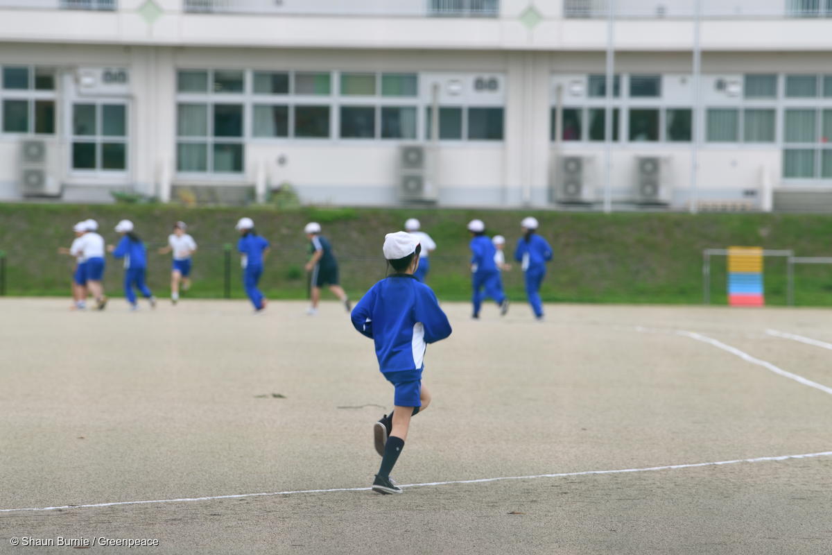 福島県飯舘村の新しい学校に通う子どもたち