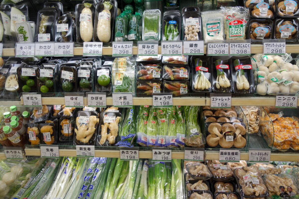 日本のスーパーの食料品売り場。