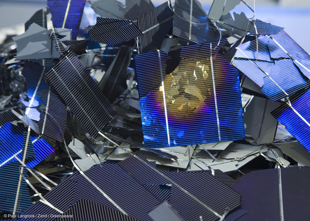 ドイツを拠点とするソーラーワールド(SolarWorld AG)で、リサイクルのために積み上げられた太陽電池セル。