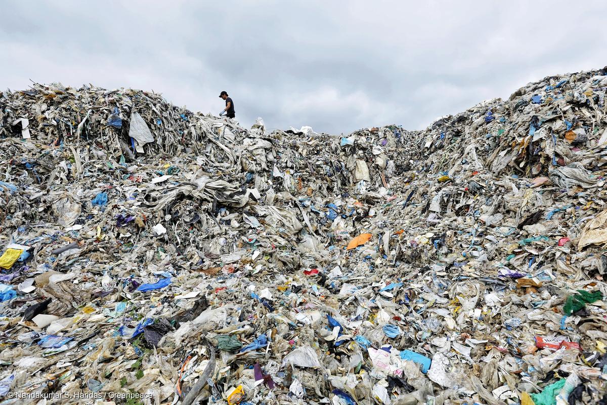 日本を含む19カ国以上からのプラスチックごみが集まるマレーシアの
ごみ山