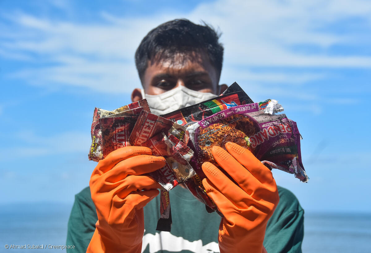 インドネシアのロンボク島で行われたビーチクリーンおよびブランド監査活動。