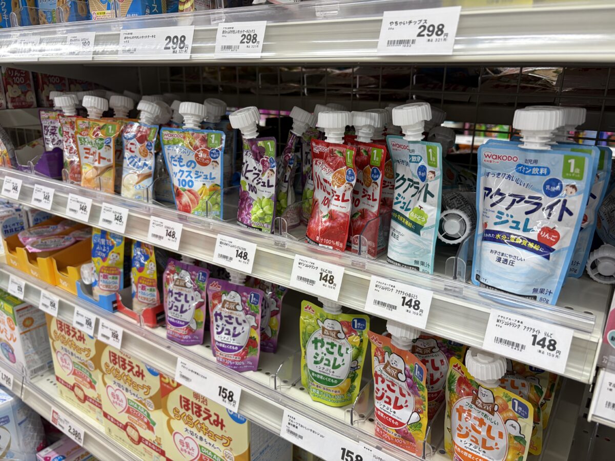 日本の薬局のベビーフードコーナーに並ぶスパウトパウチ商品