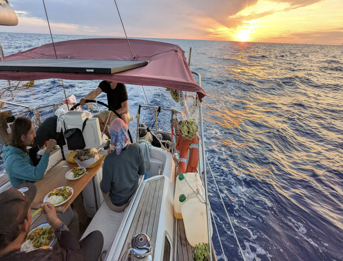 出航した初日の夜、夕日を見ながらの食事
