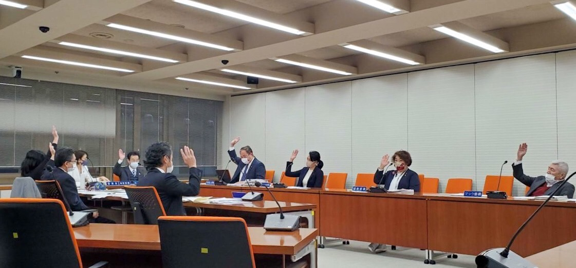 港区議会に提出した請願の採決の様子