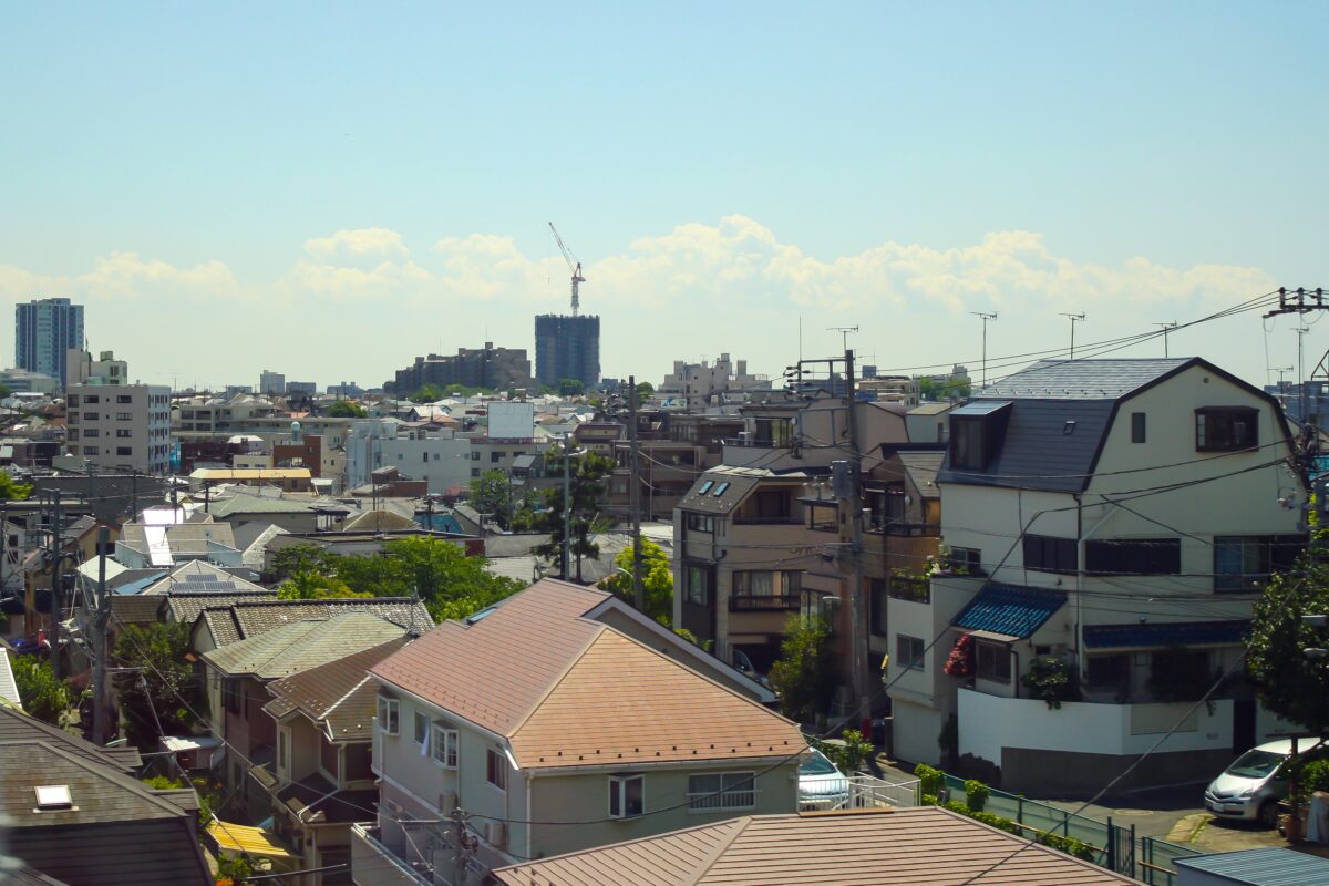 郊外地域の建物と住宅の空撮風景