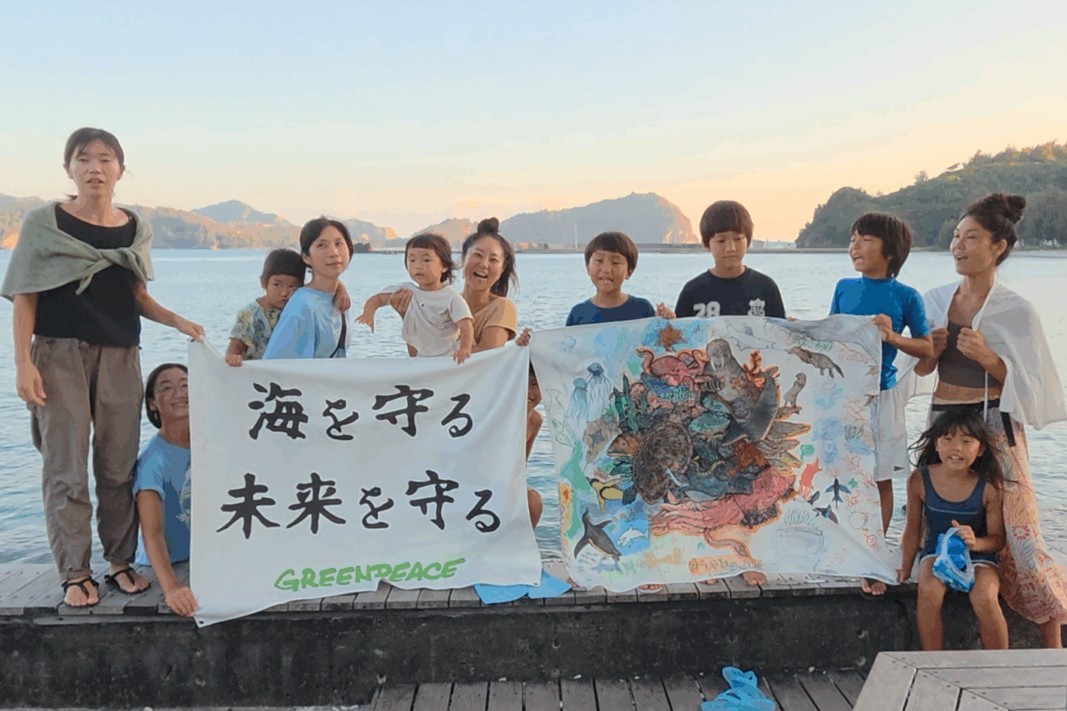 塗り絵体験に参加した子供たちとお母さんたち。作品はドローイングアーティスト村山大明氏の「調和する惑星-Ocean-」