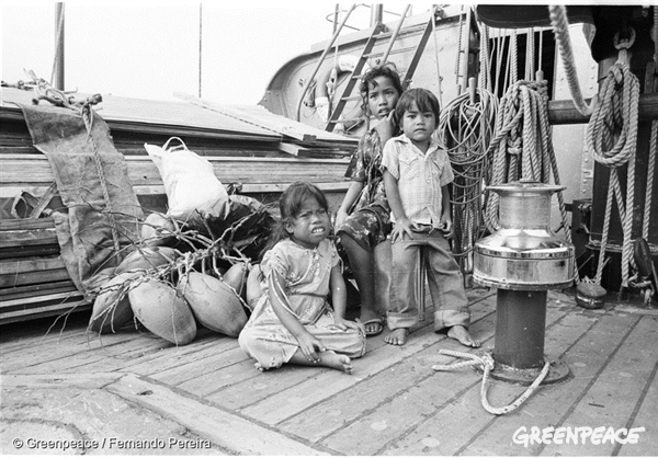 Evacuation of Rongelap Islanders to Mejato by the crew of the Rainbow Warrior.