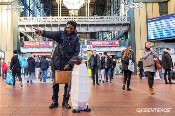 Getting directions to Hamburg’s famous Miniatur Wunderland from a passer by in the hauptbahnhof.