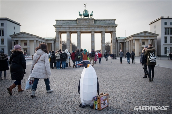 Tagging along on a guided tour of Berlin by the The Brandenburg Gate.