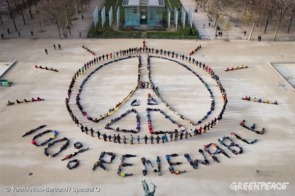 A large scale visual message made by hundreds of people promoting a 100% renewable energy and peace during the COP21 climate summit. The event was created in Paris by the international artist John Quigley.