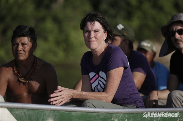 Bunny McDiarmid, International Executive Director of Greenpeace, navigate the Rio Tapajós with Munduruku leaders (© lunae Brill / Greenpeace)