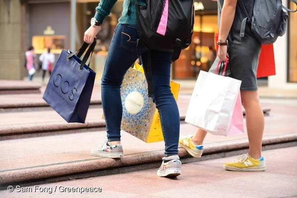 Shoppers in Hong Kong. Last year the region discarded 110,000 tonnes of textiles, equivalent to about 1,400 T-Shirts every minute – an amount that could cover 25,000 Hong Kong Stadiums. 23 Nov, 2015  © Sam Fong / Greenpeace