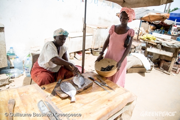 Marché local avec de la pêche durable au Sénégal