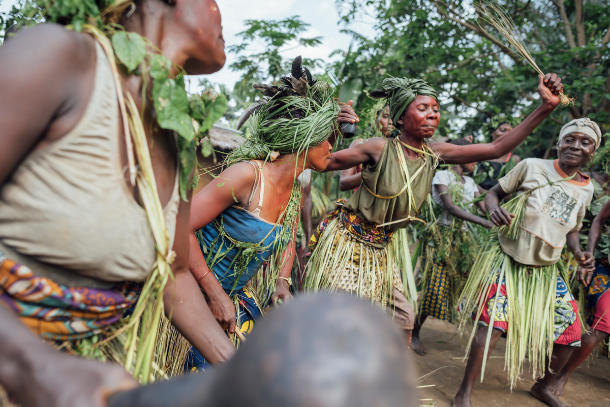 Villagers of Lokolama welcome the Expedition Team on their Arrival. © Kevin McElvaney