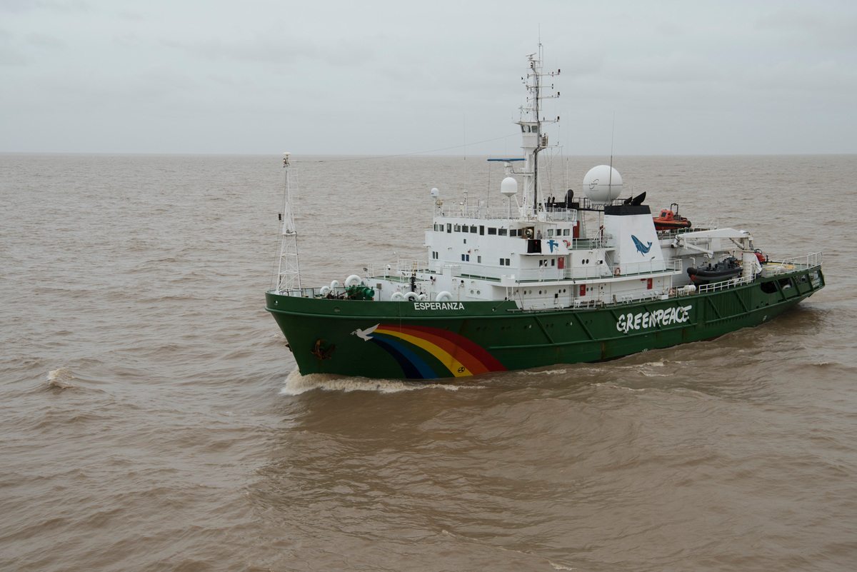 MY Esperanza in Macapá. © Daniel Beltrá